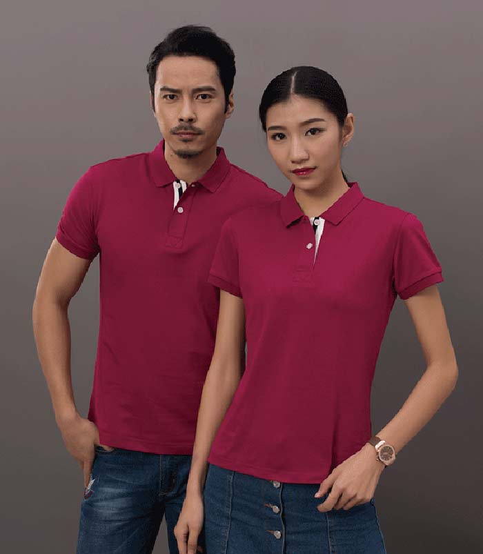 男女同款純色絲光棉短袖翻領T恤衫定制之酒紅色模特展示圖
